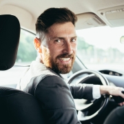 Chauffeur privé souriant